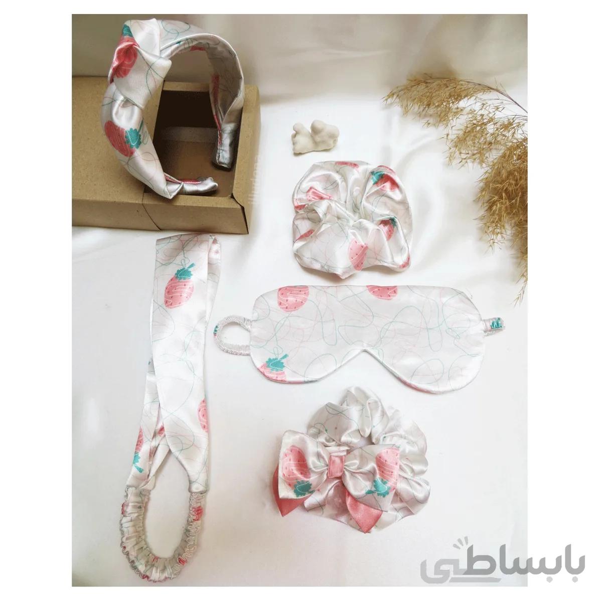 ست اکسسوری پارچه ای طرح توت فرنگی