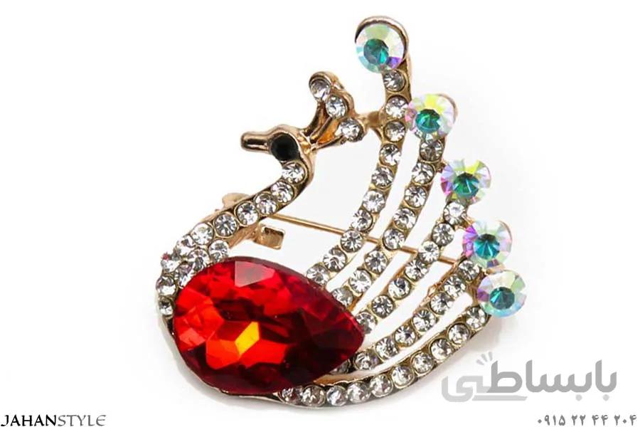 گل سینه طرح طاووس قرمز