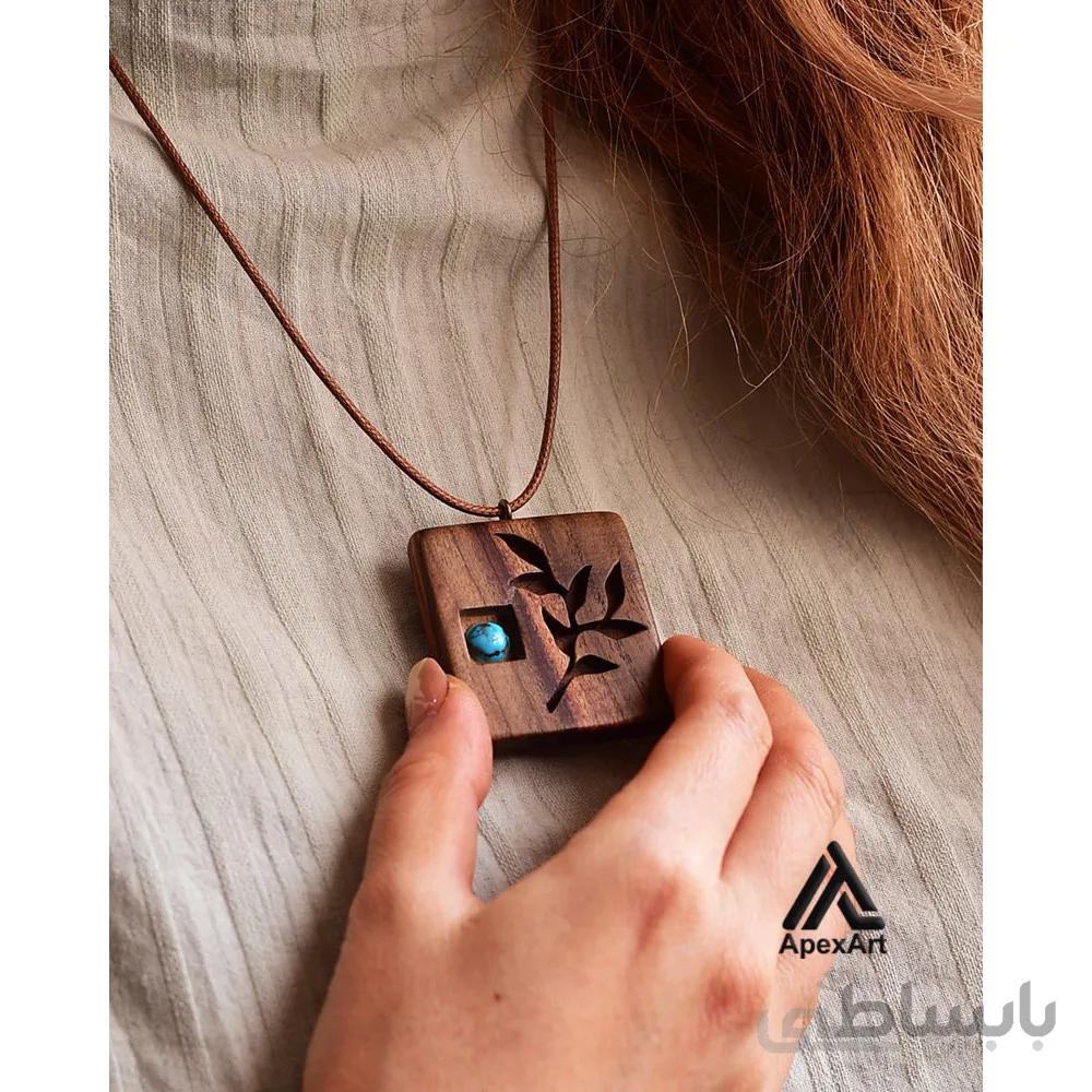 گردنبند چوبی طرح برگ و نگین فیروزه