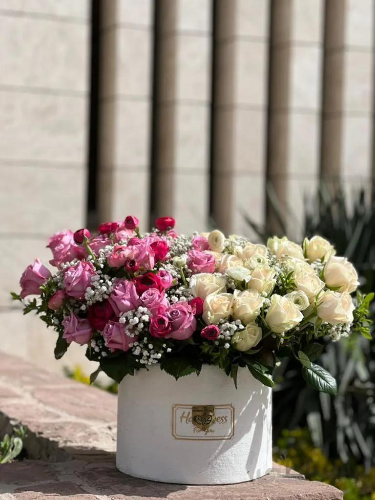 باکس گل بهاری با گلهای رز دورنگ و آنمون