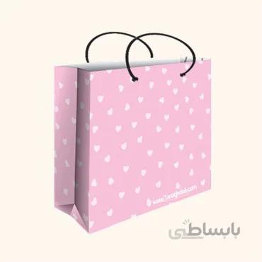 ساک کادویی متوسط عرضی سایز 4 طرح قلب های ریز سفید با زمینه صورتی
