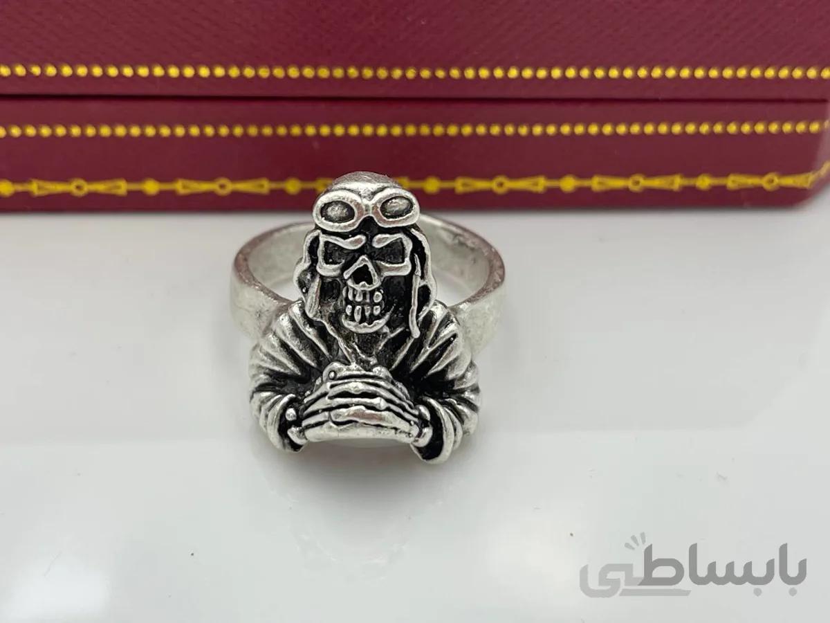 انگشتر جمجمه طرح با کلاه موتور سواری