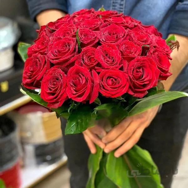 دسته گل رز قرمز