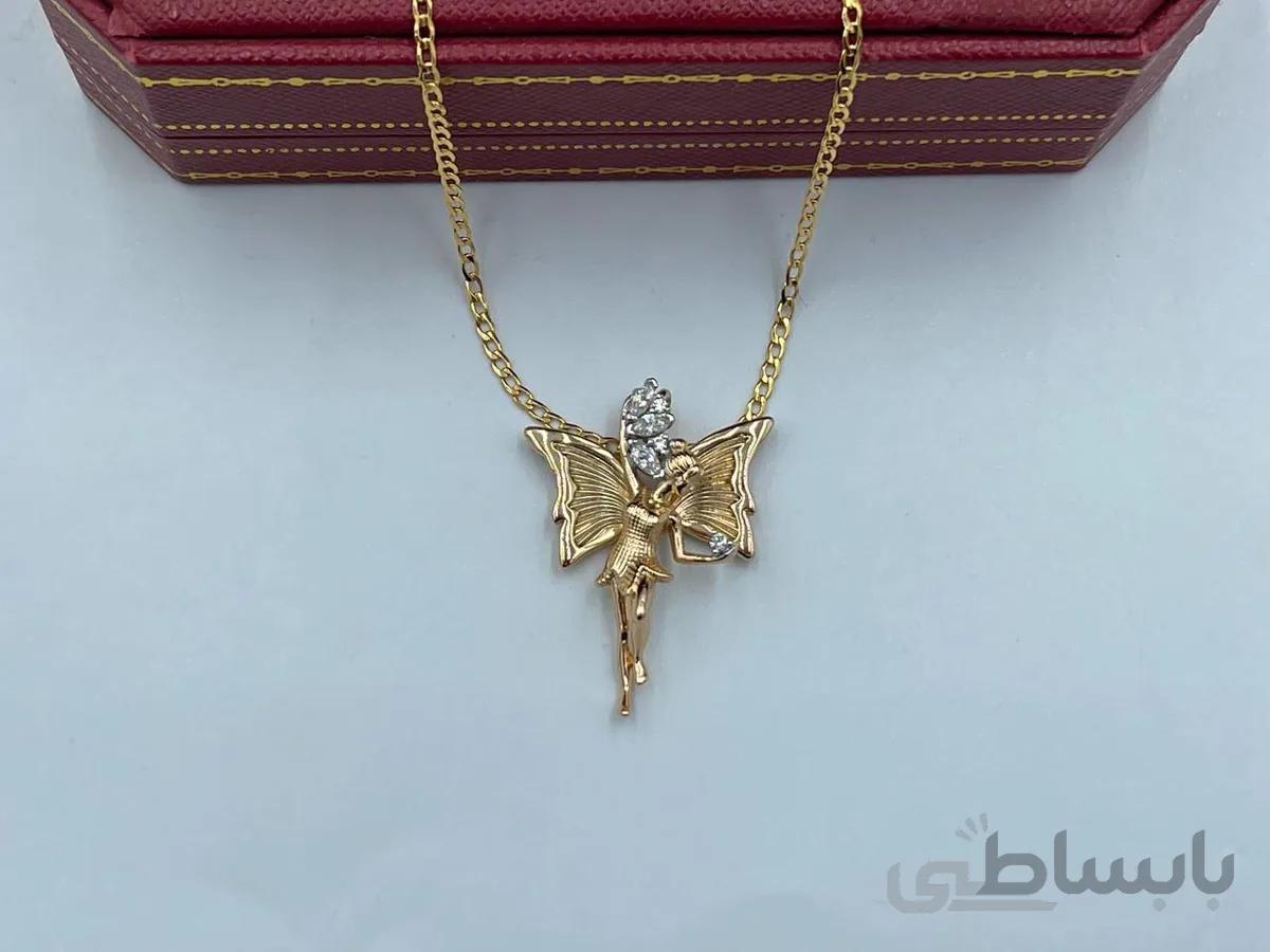 گردنبند فرشته نگین در دست ژوپینگ