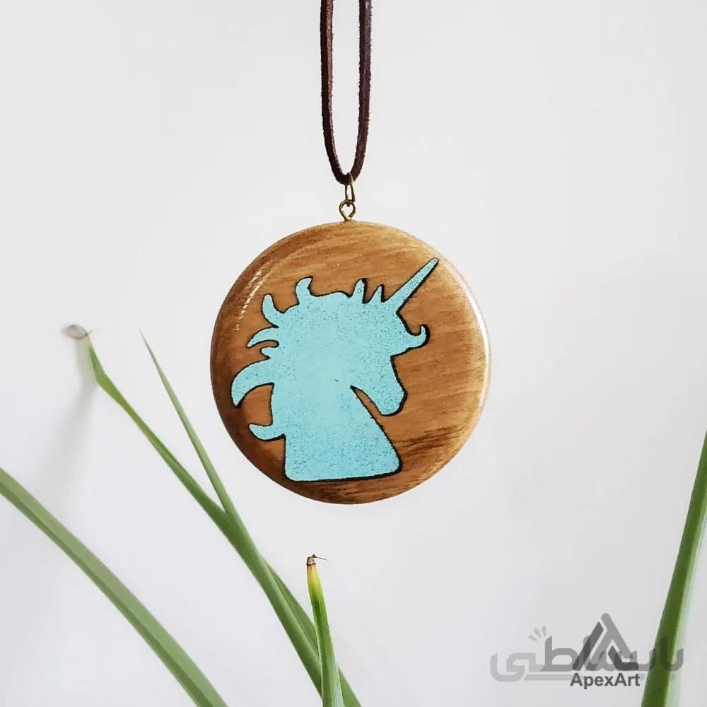 گردنبند چوبی طرح اسب تک شاخ