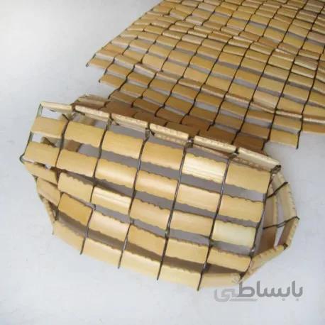 رو صندلی چوبی تخت