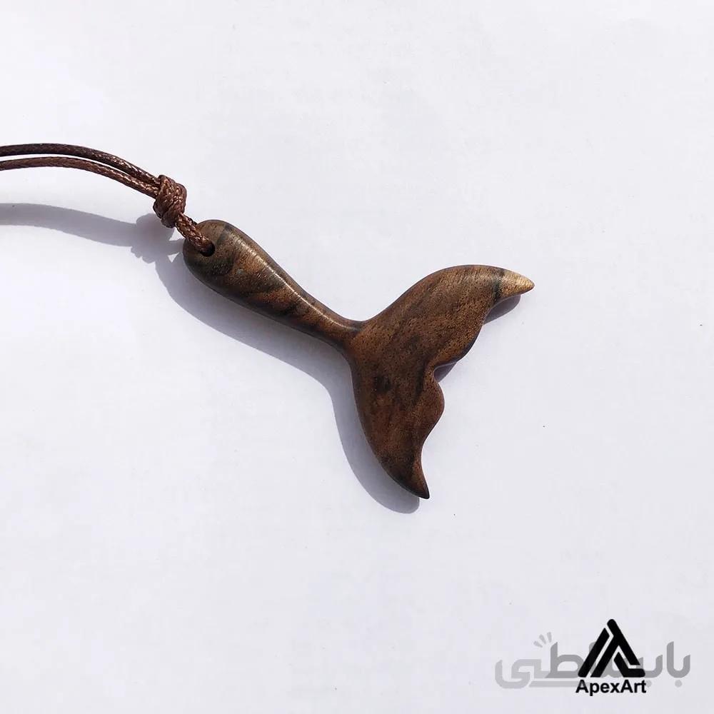 گردنبند چوبی طرح دم دولفین