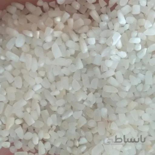 خرده‌های برنج و مرغدانه