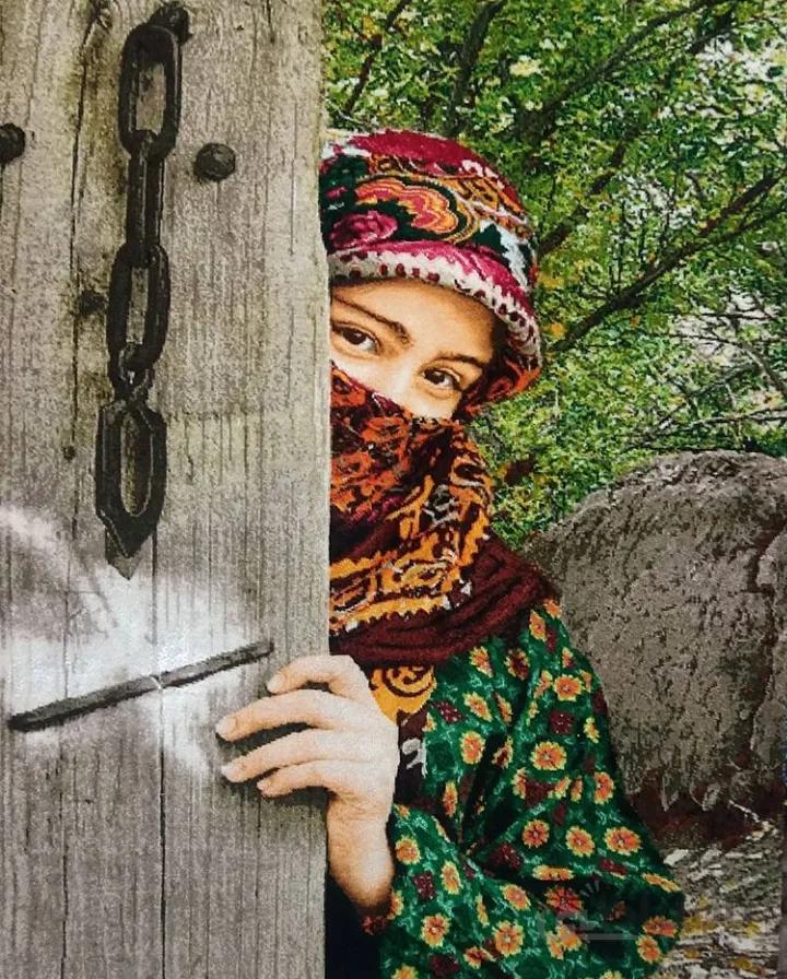 تابلو فرش برجسته دستبافت ابریشمی طرح دختر پشت در انتظار کد ۱۰۱۲۲۴