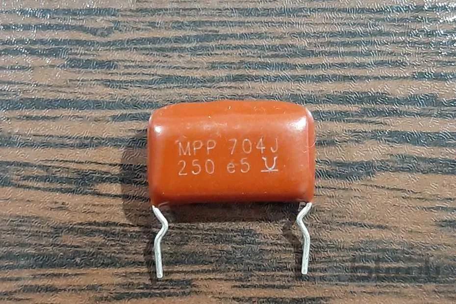 POLYESTER 250V 700nF – خازن پلی استر، ۲۵۰ ولت، ۷۰۰ نانوفاراد