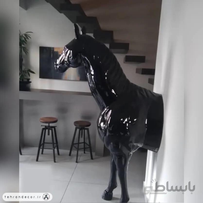 مجسمه ایستاده نیم تنه اسب