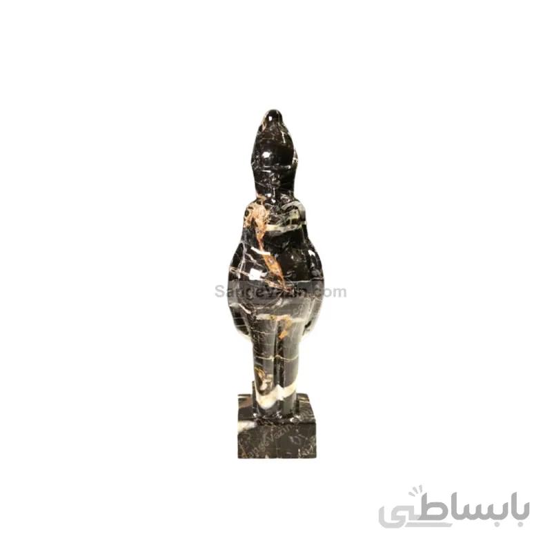 مجسمه شانه به سر سنگی