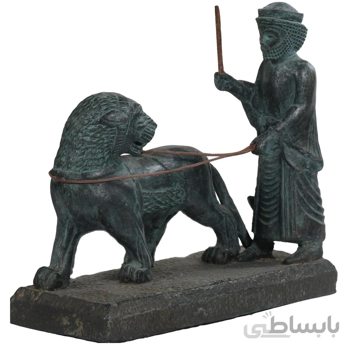 مجسمه تندیس و پیکره شهریار مدل هدیه اور شیر حجمی کد MO2380