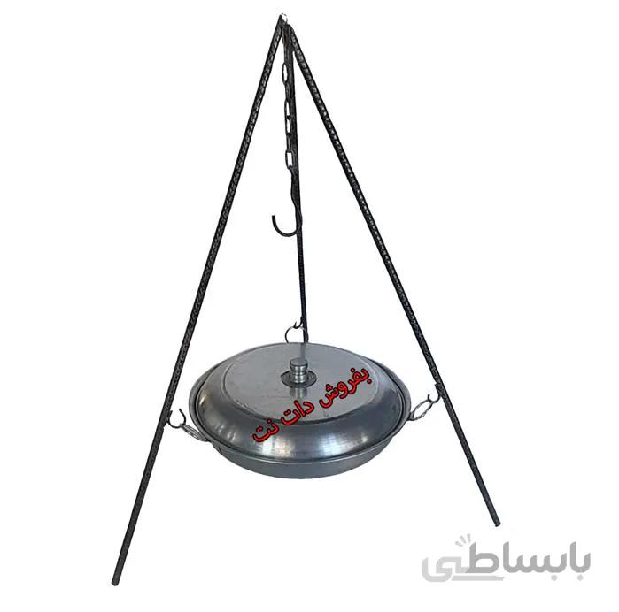 ساج و استند سفری ا ساج و استند سفری در واقع یک محصول چند کاره است که تشکیل شده از یک عدد ساج درب دار از جنس ورق سفید به قطر 40 سانتی متر