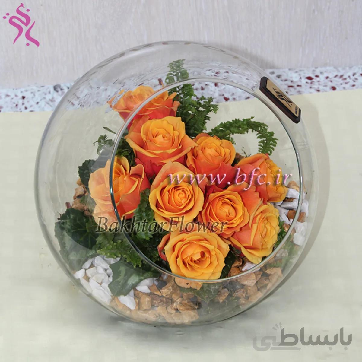 گلدان شیشه ای با رز