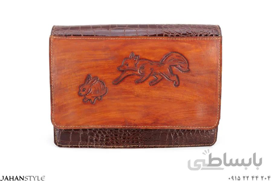 کیف دوشی چرم طبیعی قلم‌زنی طرح روباه و خرگوش