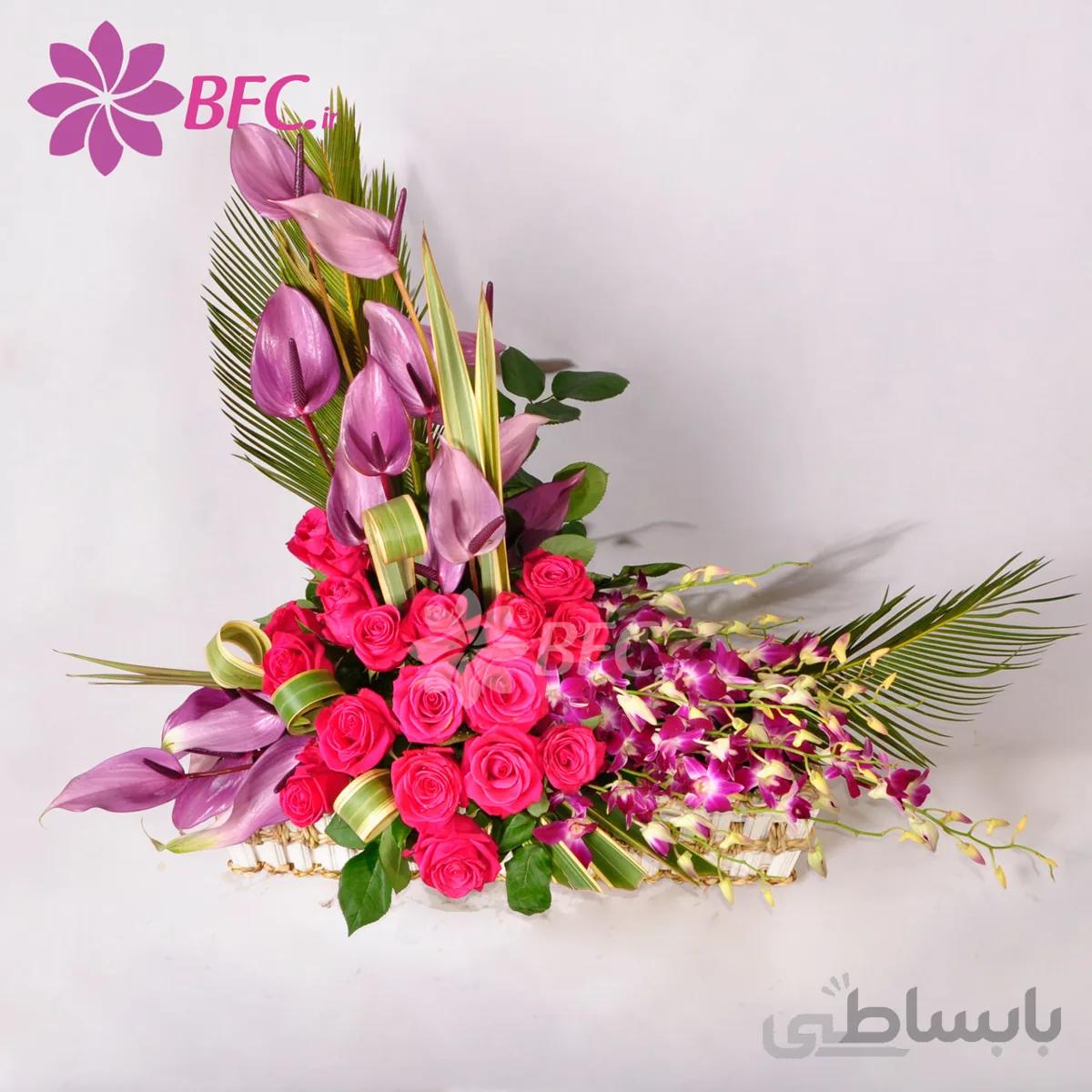 سبد گل با رز قرمز و آنتریوم و ارکیده دندروبیوم