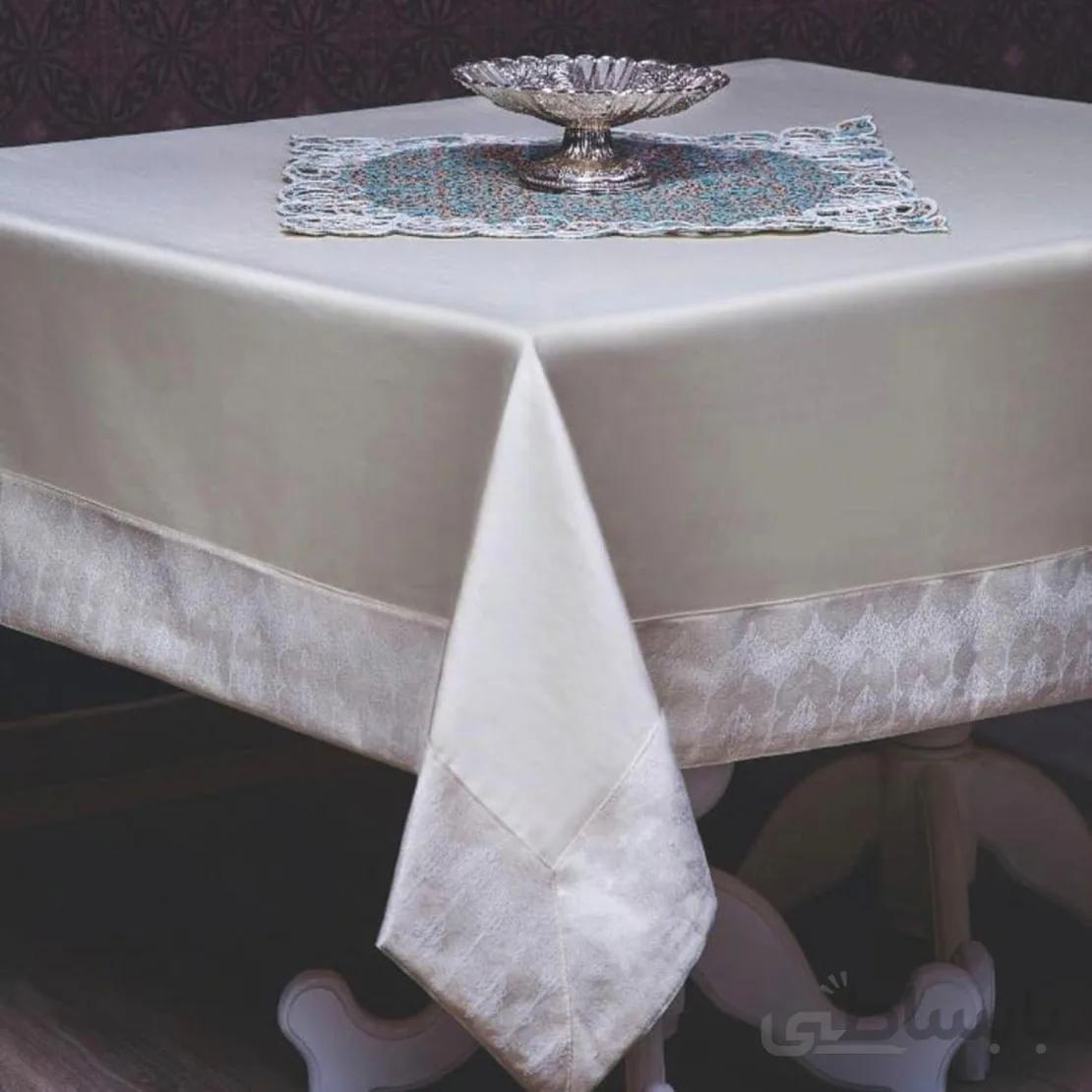 رومیزی حاشیه دار 8 نفره مستطیل 220*150 طرح کتیبه کرم