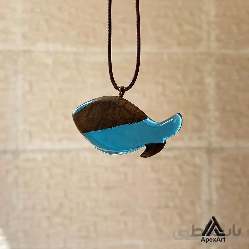 گردنبند چوب و رزین طرح ماهی