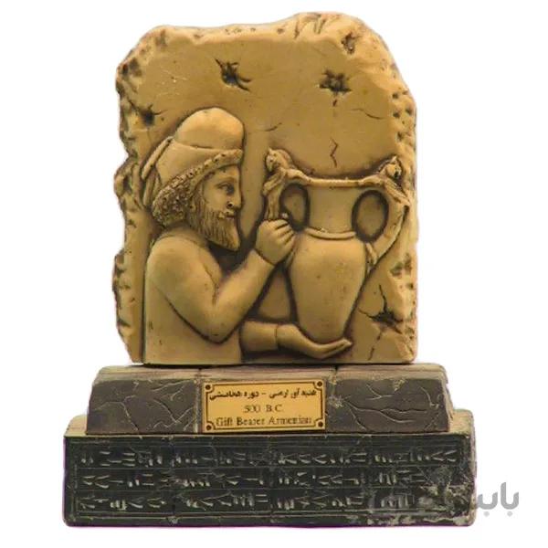 مجسمه تندیس و پیکره شهریار مدل پایه دار هدیه آور ارمنی کد MO2480