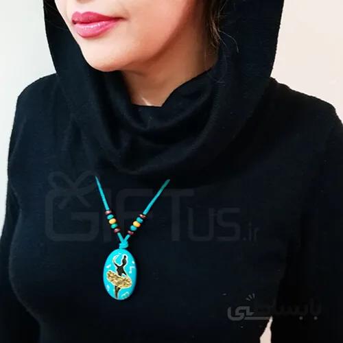 گردن آویز سنگی باله نقاشی شده با دست صورتی صورتی