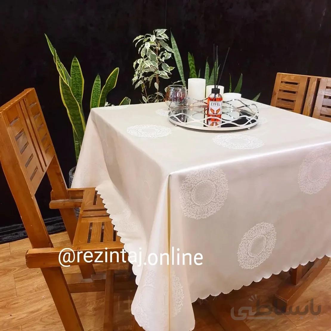 رومیزی (لچکی) ژاگارد رزین تاژ مربع 70*70 طرح رمانس کرم