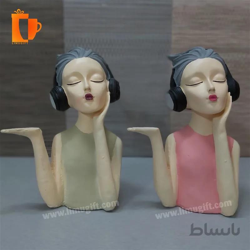 مجسمه پلی استری دختر هدفون دار