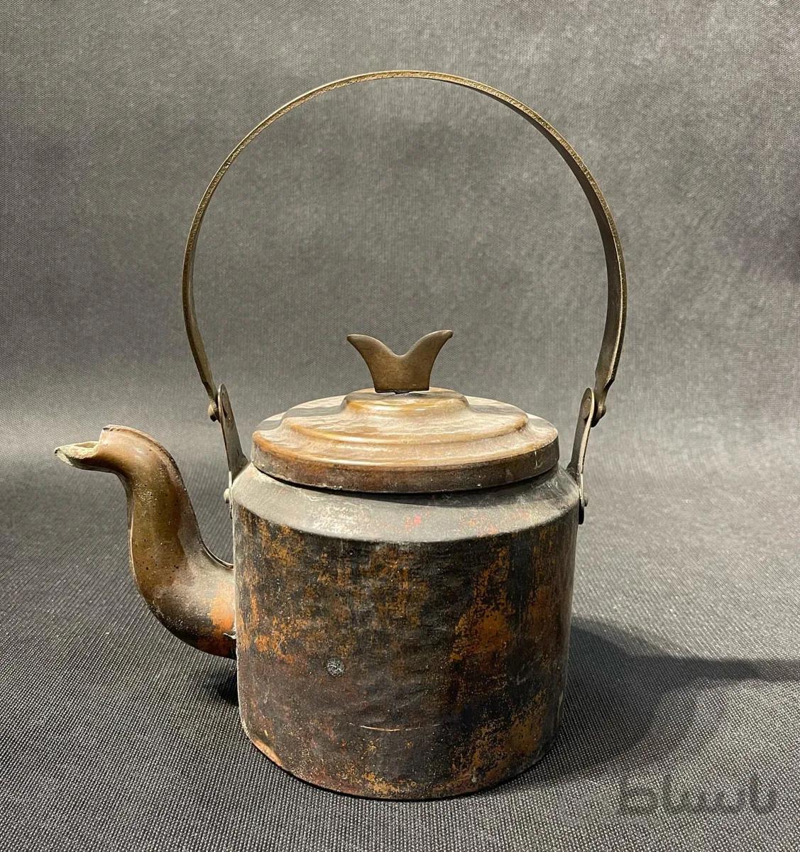 کتری مسی چکشی کهنه ارتفاع تا دسته ۲۵ سانت مناسب برای چهار الی شش نفر وزن ۷۵۰ گرم جوندار