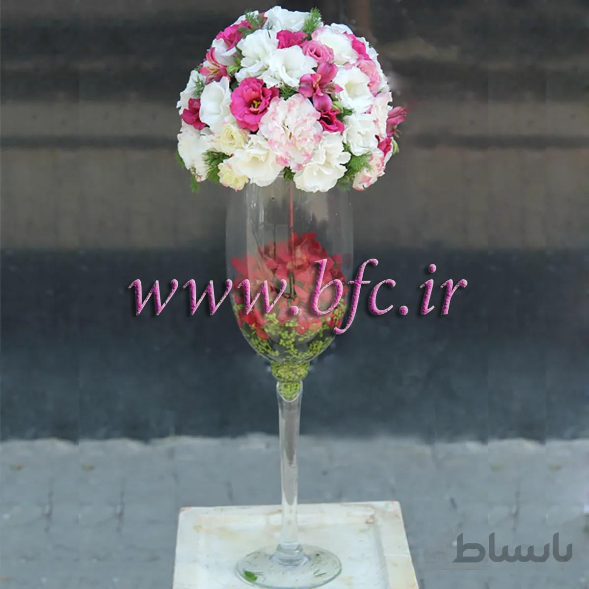 جام شیشه ای با لیزینتوس و ارکیده