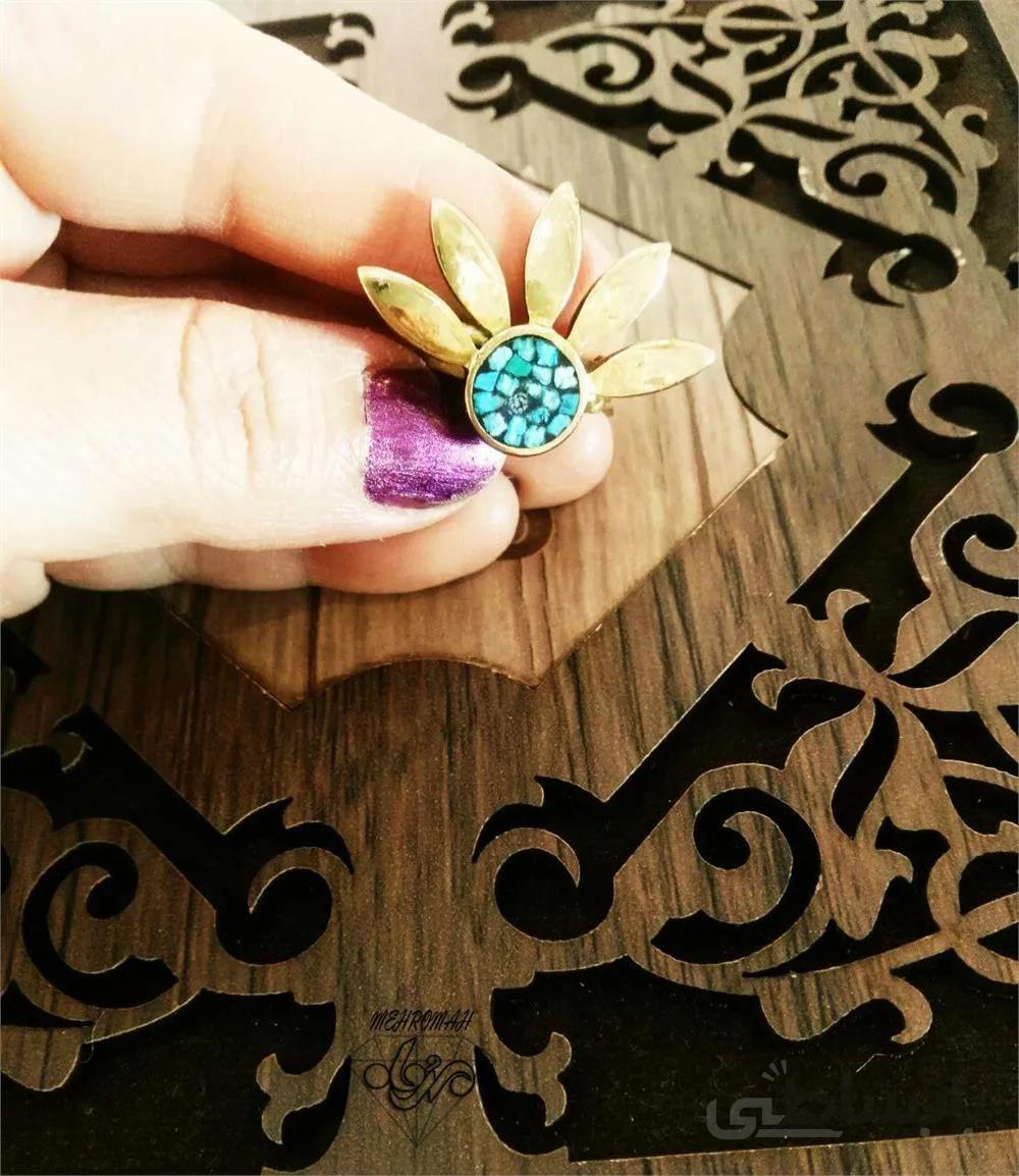 انگشتر برنجی طرح افتابگردان از جنس فلز برنج روکش طلا از جنس سنگ فیروزه نیشابور ا Ring brass plot seed sunflower made of metal, brass, plated gold stone, turquoise Neyshabur