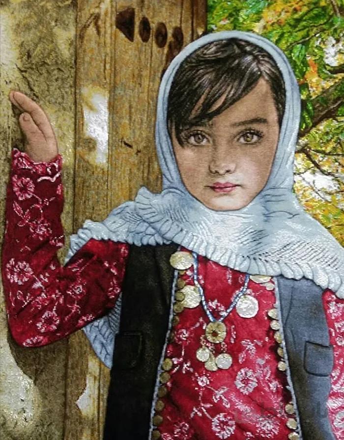 تابلو فرش برجسته دستبافت ابریشمی طرح دختر روستایی کد ۱۰۹۰۱