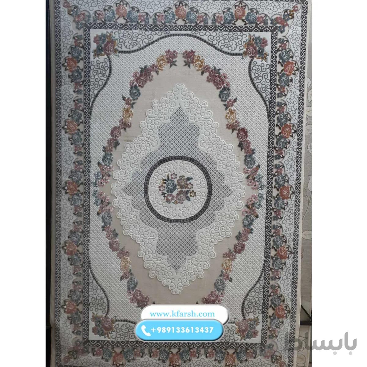 فرش زمینه سفید با گلهای صورتی و طوسی