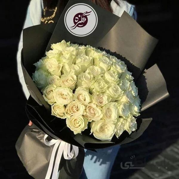 دسته گل رز یادبود