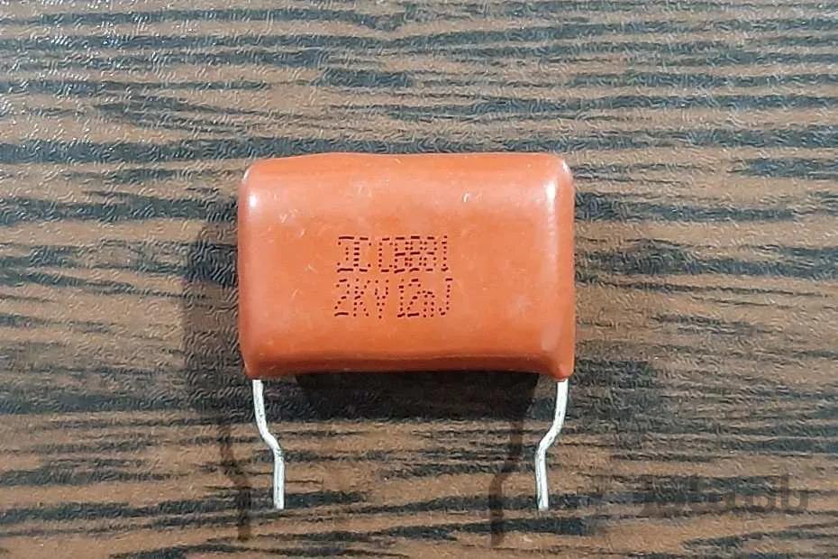 POLYESTER 2000V 12nF – خازن پلی استر، ۲۰۰۰ ولت، ۱۲ نانوفاراد