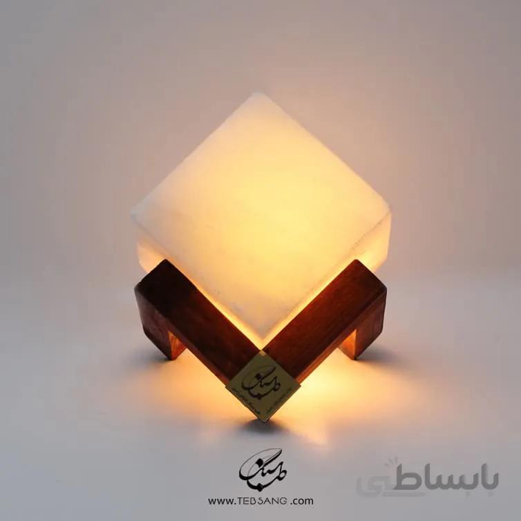آباژور سنگ نمک طرح مکعب پایه چوبی