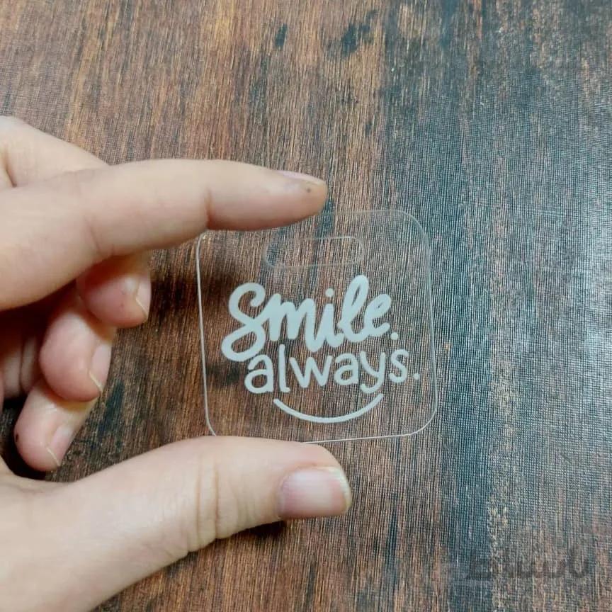 تگ شیشه ای Smile