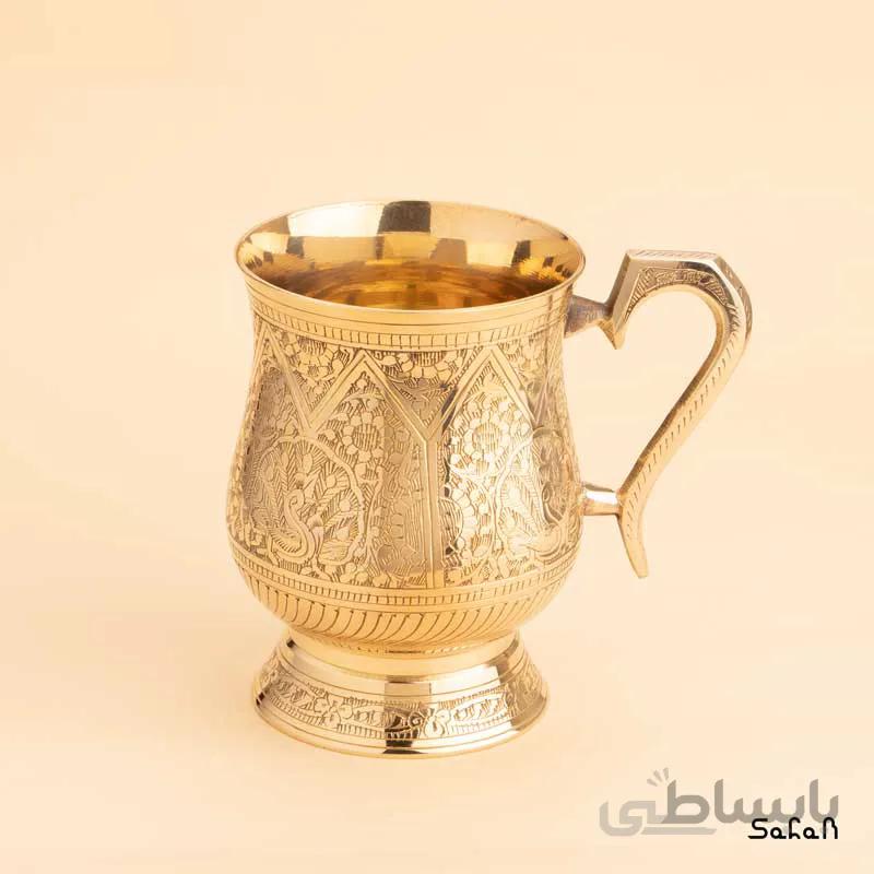 لیوان برنجی قلمزنی طلایی دسته دار پایه دار کد 306290