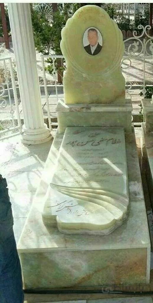 سنگ مزار مرمر سبز با کتیبه بالا سری و قاب ارتفاع
