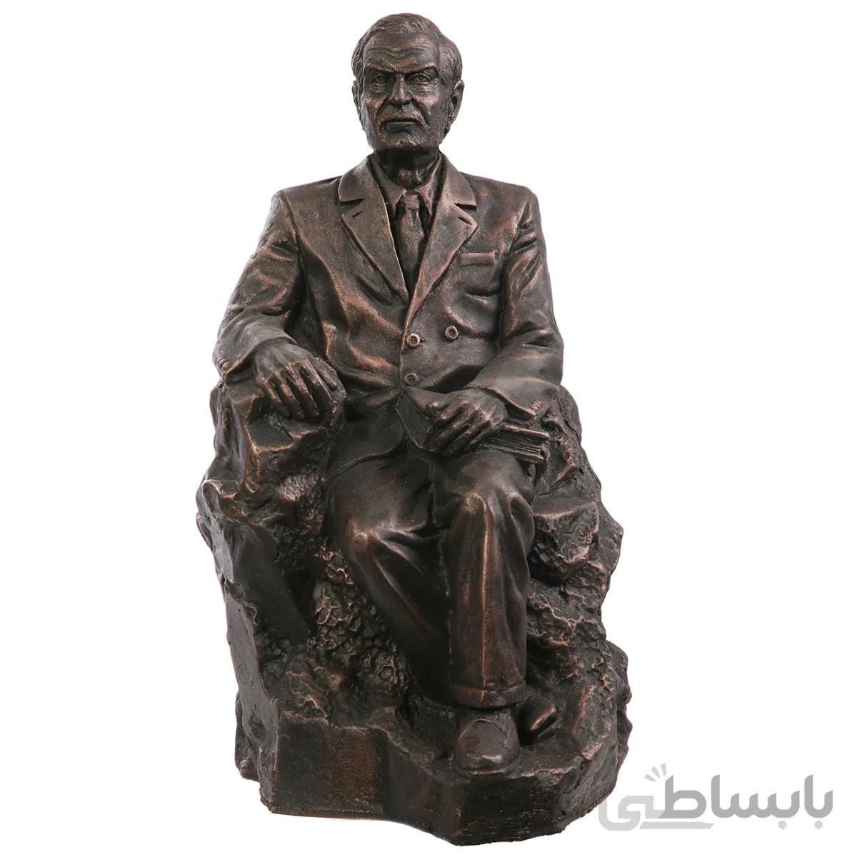 تندیس استاد شهریار نشسته