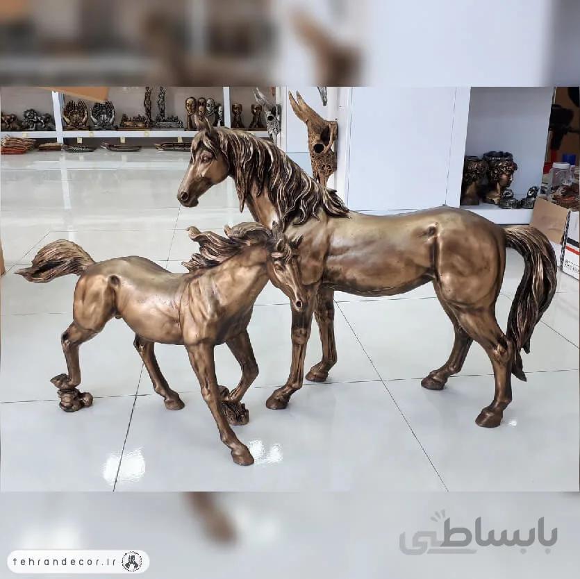 مجسمه ایستاده اسب مادر و فرزند(mother and child)