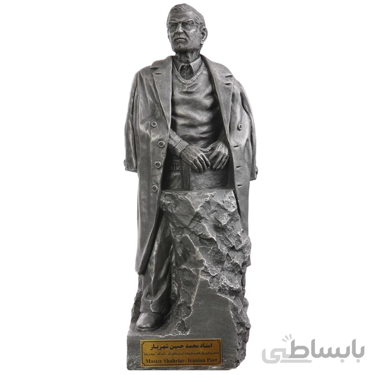 تندیس استاد شهریار ایستاده