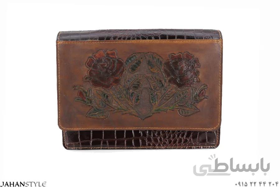 کیف دوشی چرم طبیعی قلم‌زنی طرح گل رز