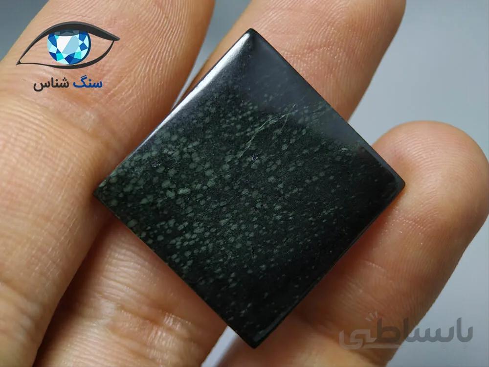 یشم جیدایت تیره درشت مربعی 7.1 گرم