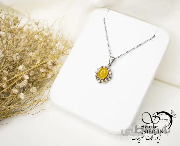 گردنبند نقره زنانه با سنگ عقیق زرد (شرف الشمس)