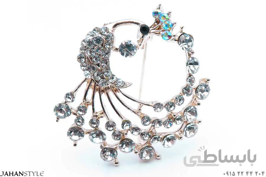 گل سینه نگین دار طرح طاووس