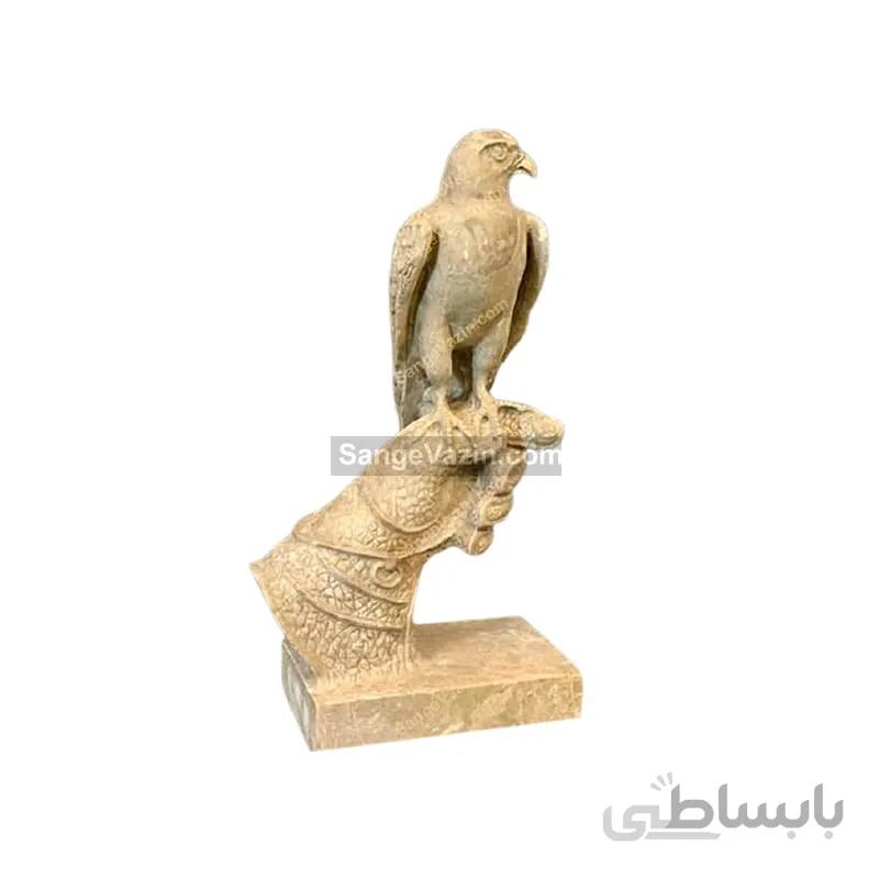 مجسمه شاهین سنگی