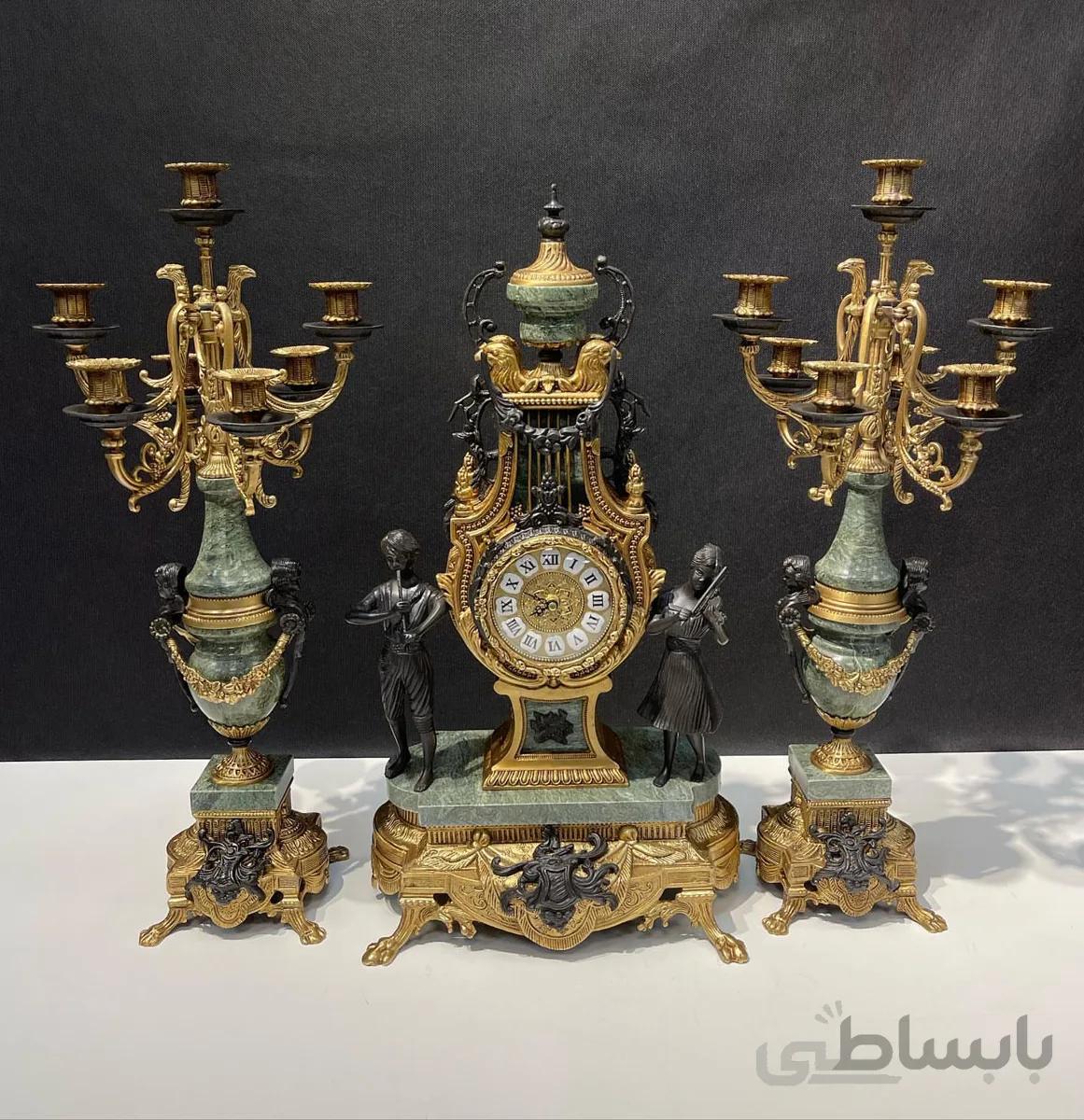 ساعت شمعدان برنزی طرح ایتالیا بدنه برنز و سنگ مرمر طبیعی ارتفاع شمعدان ۶۰ سانت ارتفاع ساعت ۶۰ سانت طول ساعت ۳۰ عرض ۲۰ سانت فوق العاده زیبا و لوکس
