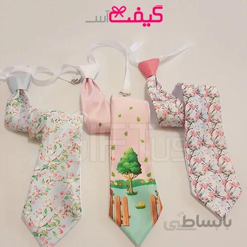کروات نوجوان تم بهاری شکوفه صورتی