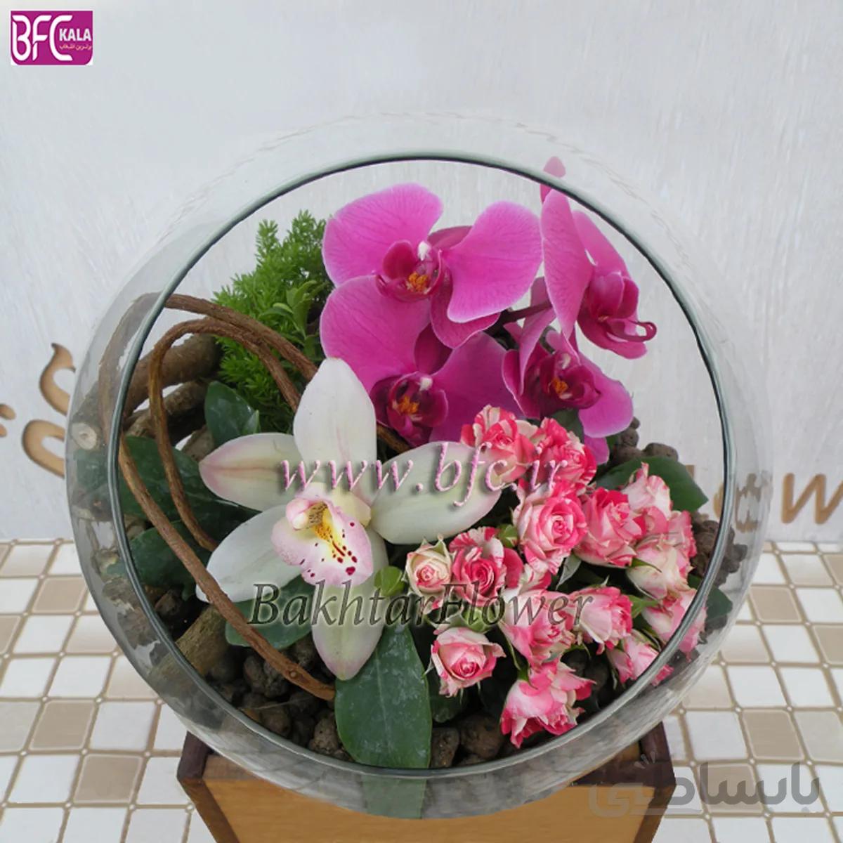 گلدان شیشه ای با ارکیده و رز