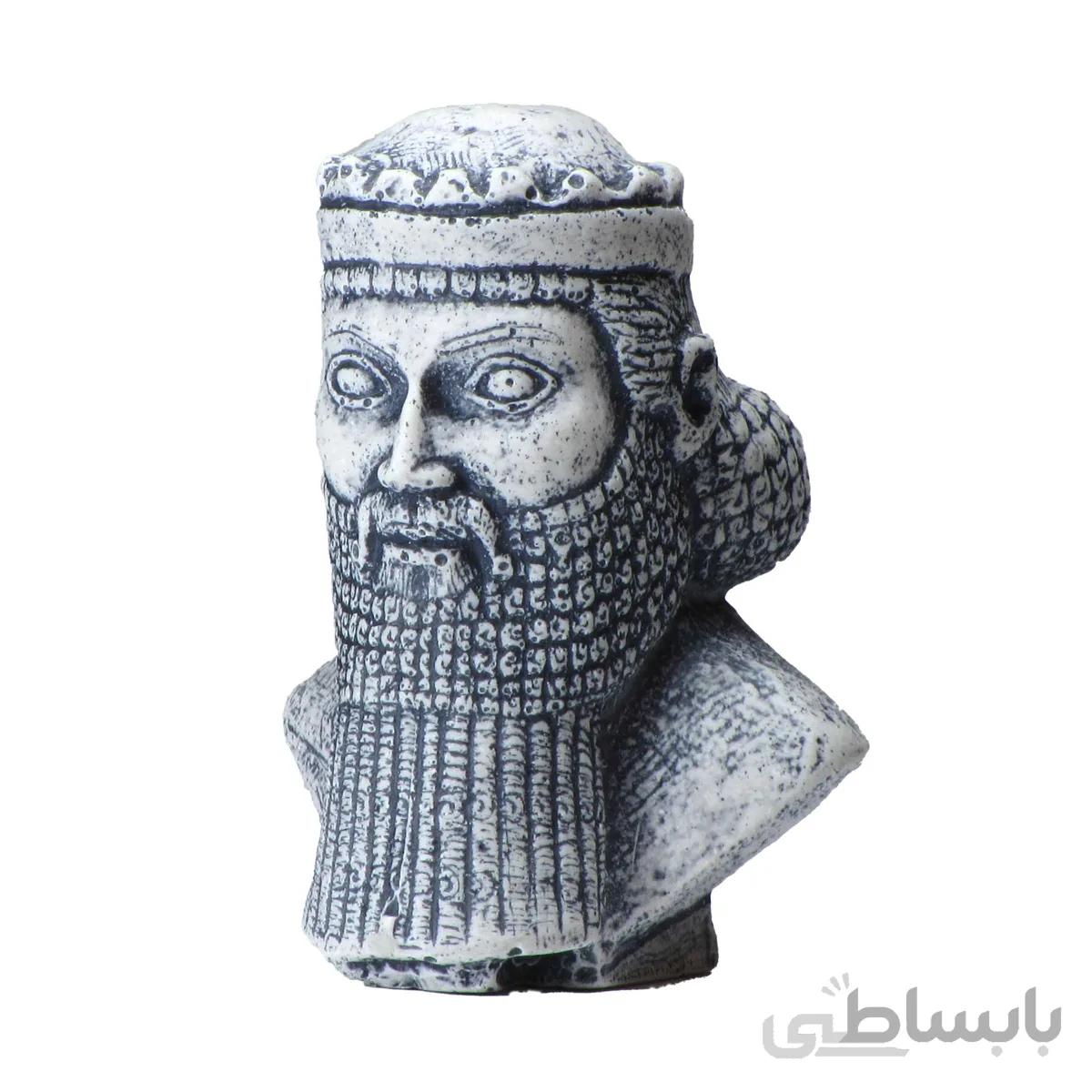 مجسمه سردیس داریوش با تاج